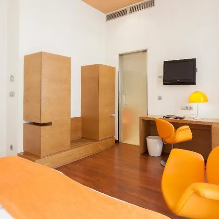 Petit Palace Plaza 4* מאלגה